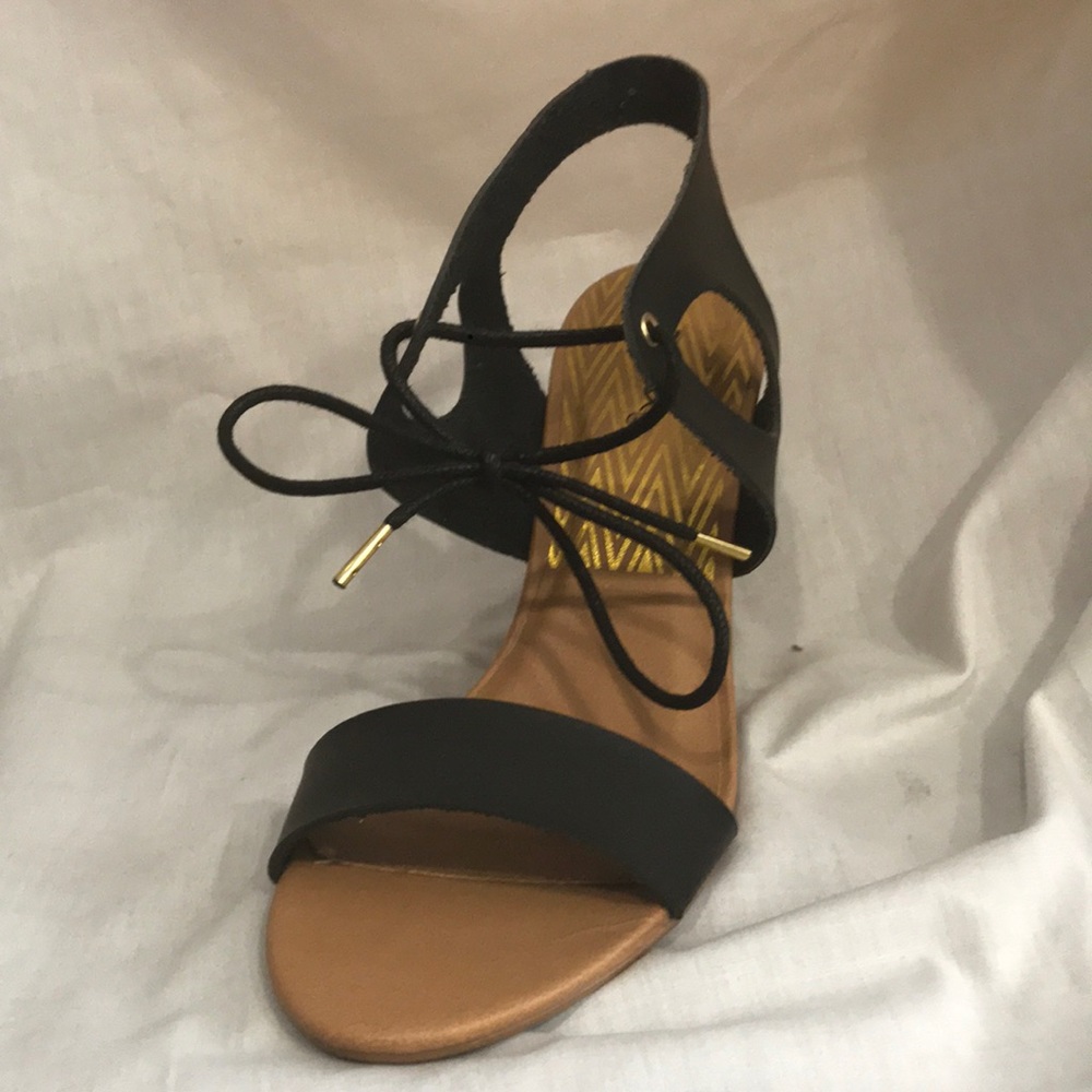 Black short wedge